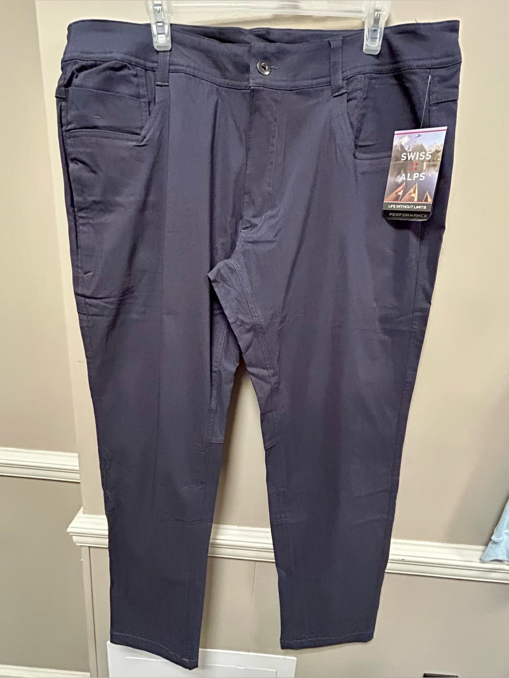 Performance Men’s Dark Gray Sz 40 Swiss  Alps NWT Travel Pants